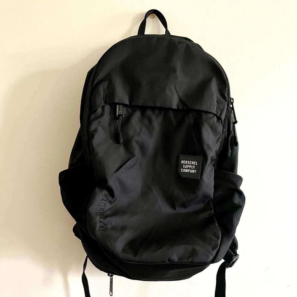 Herschel Supply “Mammoth” Large Backpack in Black, Size 18L